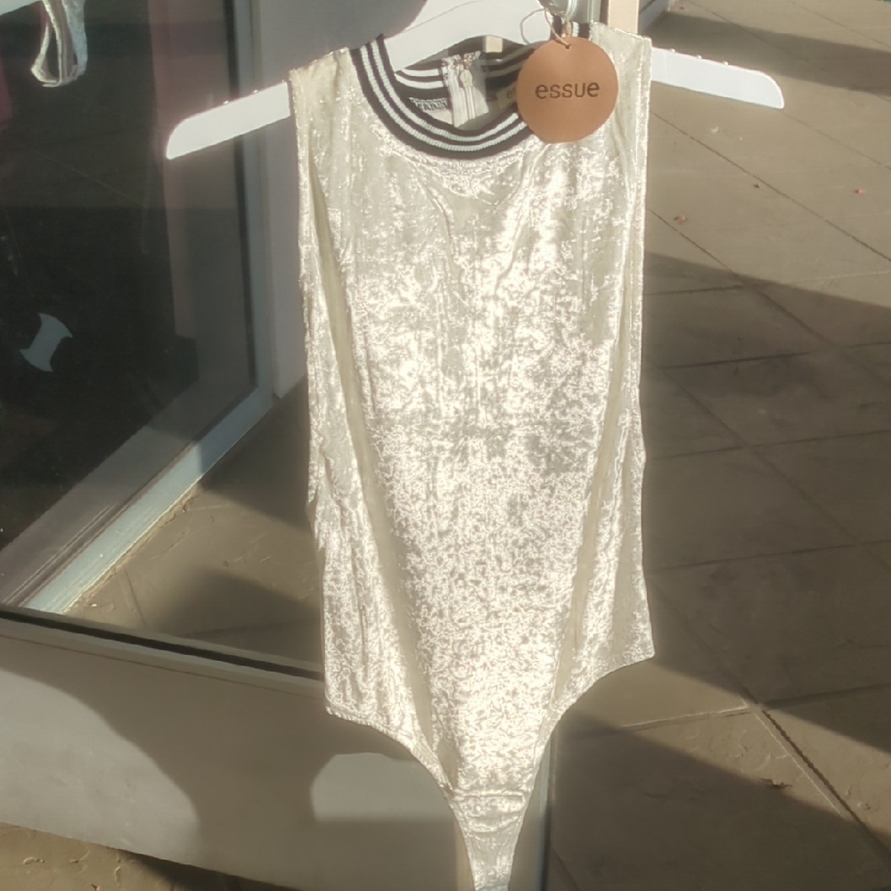 (NEW) ESSUE Shimmering White Velvet Bodysuit For Women Size:L